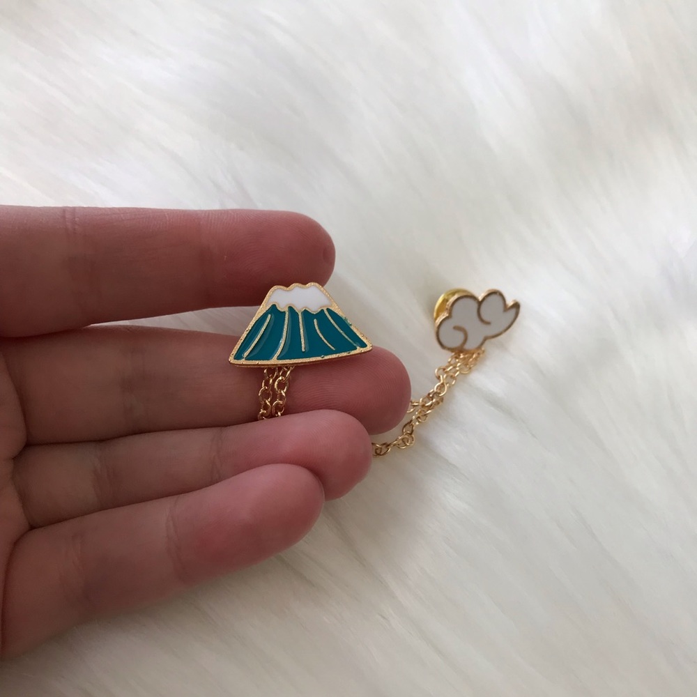 Mount Fuji Collar Clip Mountain & Cloud Enamel Pin - Picture 3 of 4